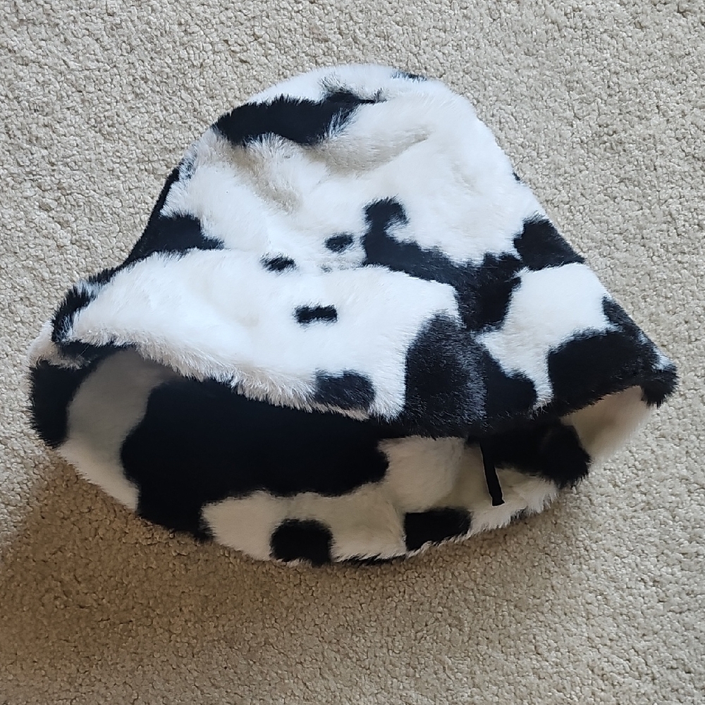 Black and White Faux Fur Bucket Hat
